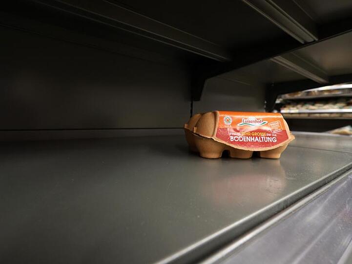 Nur noch eine Packung Eier: Die Angst vor dem Coronavirus sorgt inzwischen für erste Hamsterkäufe in Deutschland.