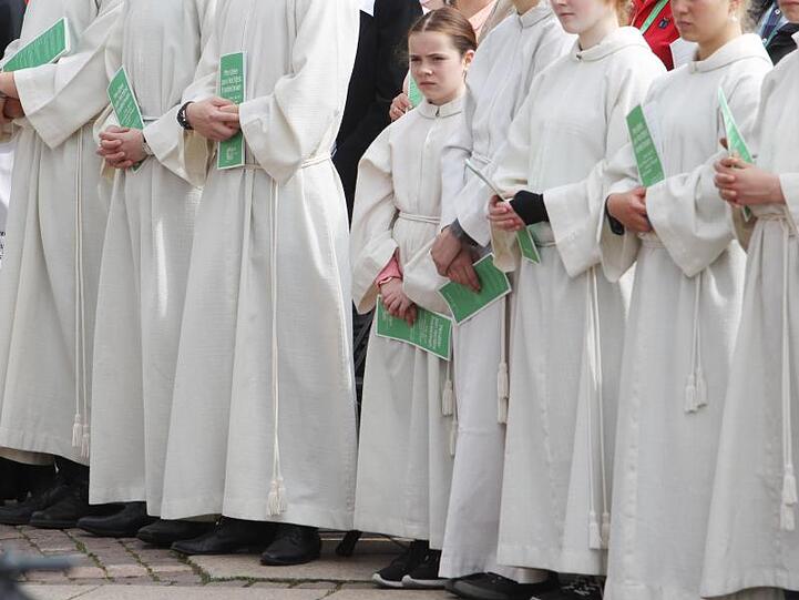 Messdiener bei einer Eucharistiefeier.