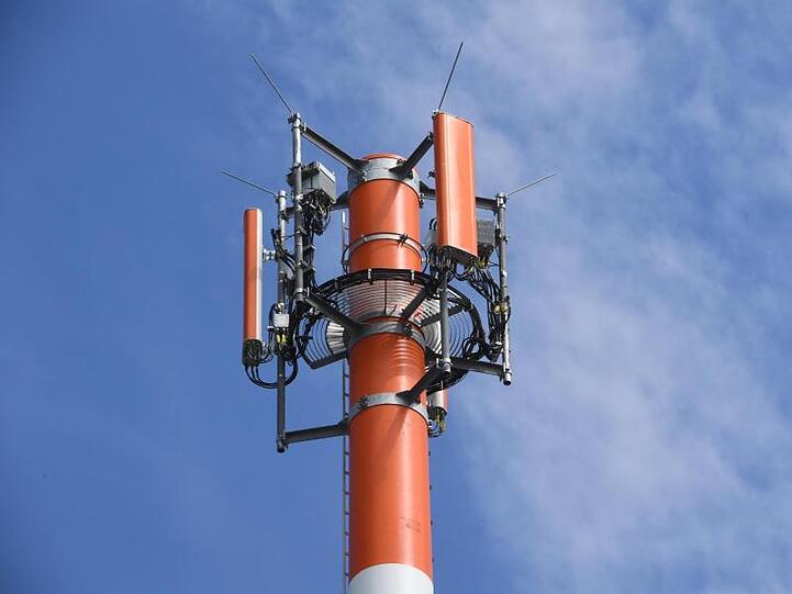 Ein Sendemast mit verschiedenen Antennen für den Mobilfunk.