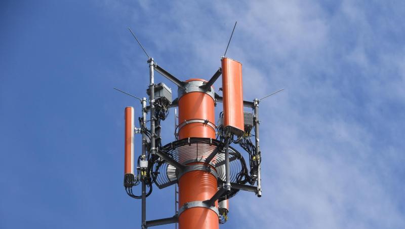 Ein Sendemast mit verschiedenen Antennen für den Mobilfunk. Ein Sendemast mit verschiedenen Antennen für den Mobilfunk.