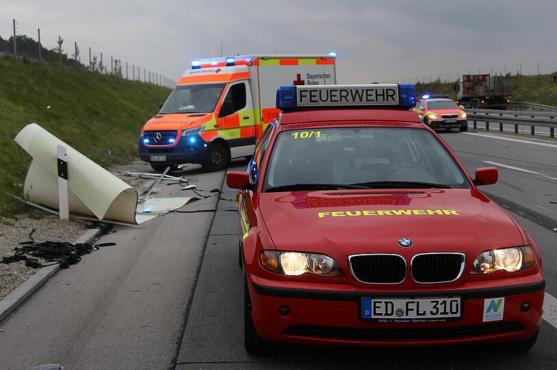 Ein Kleinlastwagen und ein Auto waren am Crash auf der A94 beteiligt – der Pkw wurde von der Wucht des Aufpralls von der Autobahn geschleudert.