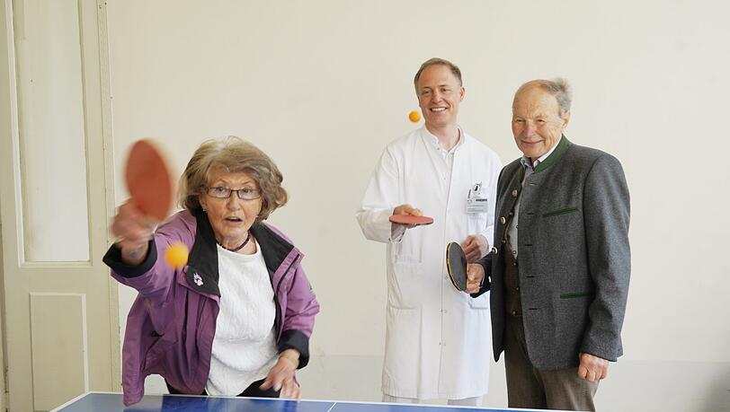 Gaudi: Die Patienten spielen fürs Foto mit ihrem Arzt Tischtennis. Gaudi: Die Patienten spielen fürs Foto mit ihrem Arzt Tischtennis.
