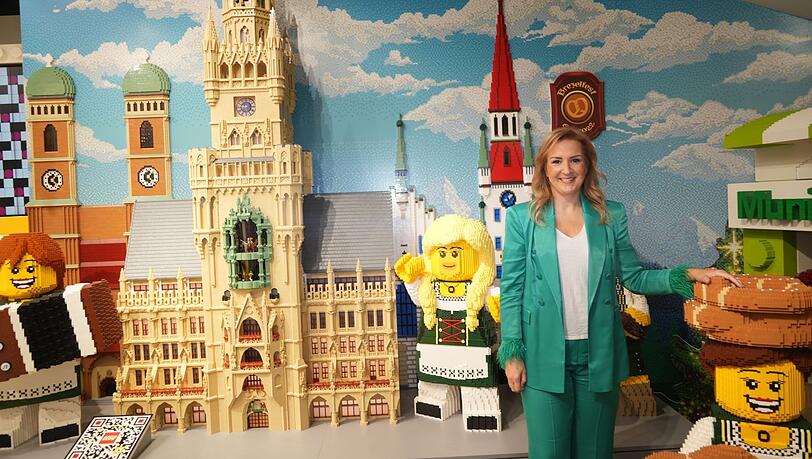 Lego-Presserundgang in der Kaufingerstraße mit Geschäftsführerin Karen Pascha-Gladyshev. Neben ihr: ein Lego-Modell des Münchner Rathauses - ein Einzelstück!