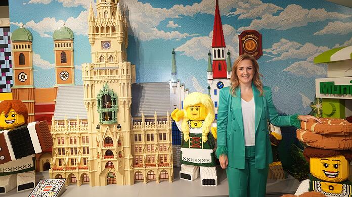 Lego-Presserundgang in der Kaufingerstraße mit Geschäftsführerin Karen Pascha-Gladyshev. Neben ihr: ein Lego-Modell des Münchner Rathauses - ein Einzelstück!