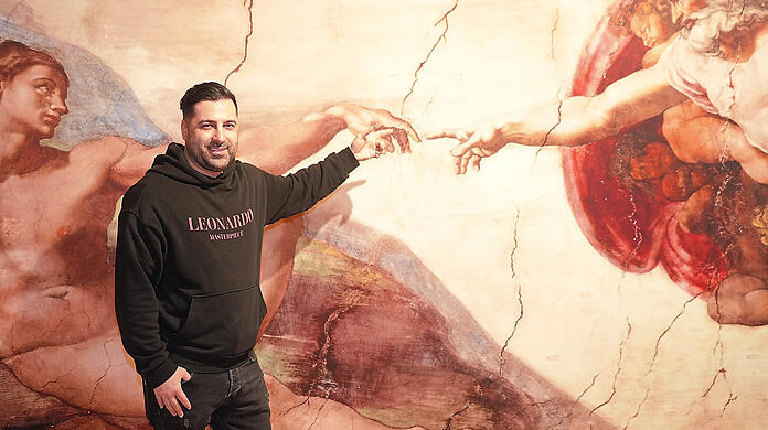 Ohne Leidenschaft hätte Gabriel Ioana, Produzent der Ausstellung „Meisterwerke“ längst aufgegeben. Beim Besuch der AZ wird klar: Er ist selbst begeistert von den Fresken – so wie hier von der Erschaffung Adams von Michelangelo. Informationen zu den Werken erhalten Besucher über einen Audioguide.