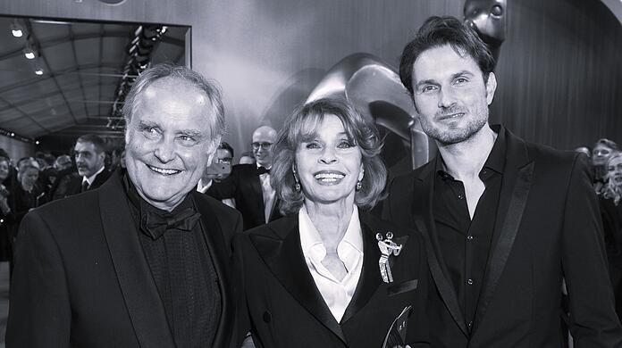 Simon Verhoeven (rechts) öffnet nach dem Tod seines Vaters Michael sein privates Familienalbum für die Öffentlichkeit.