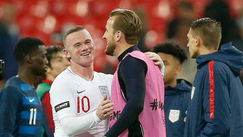 Der alte und aktuelle Rekordtorschütze - und wie Wayne Rooney (l.) hat auch Harry Kane (r.) bald 100 Länderspiele absolviert.