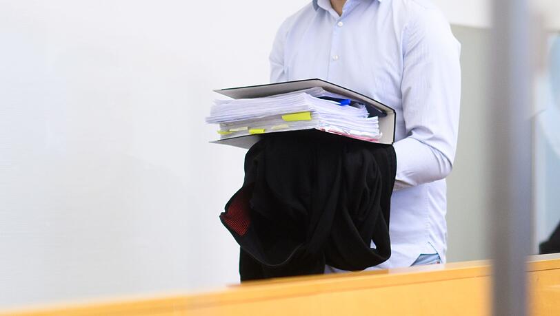 Der angeklagte Staatsanwalt betritt den Gerichtssaal.