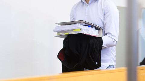 Der angeklagte Staatsanwalt betritt den Gerichtssaal.