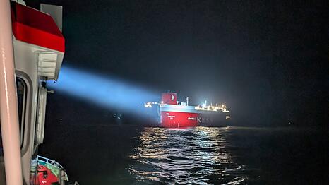 Die ersten Einsatzkr&auml;fte erreichten gegen Mitternacht den Frachter.