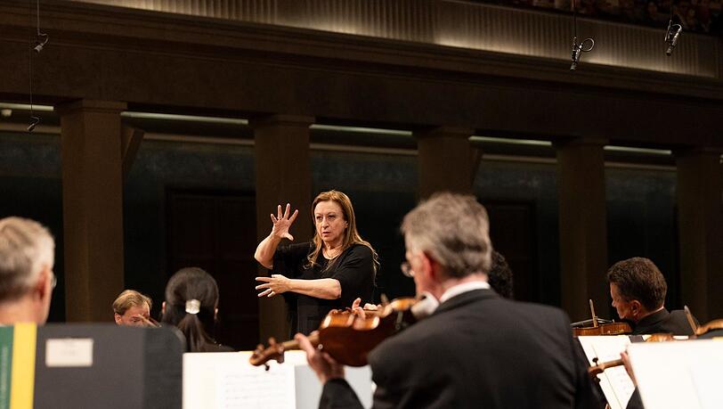 Die Dirigentin Simone Young und das Symphonieorchester des Bayerischen Rundfunks im Herkulessaal.