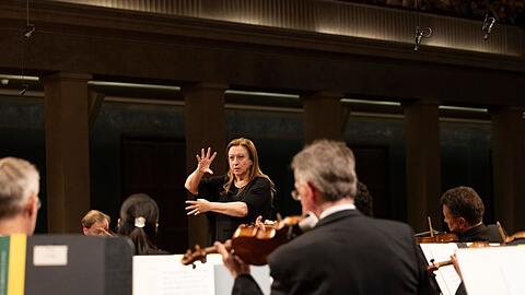 Die Dirigentin Simone Young und das Symphonieorchester des Bayerischen Rundfunks im Herkulessaal.