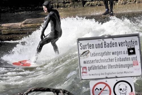 So sah's vorher aus: Surfen verboten! Die berühmte Welle am Eisbach im Englischen Garten.