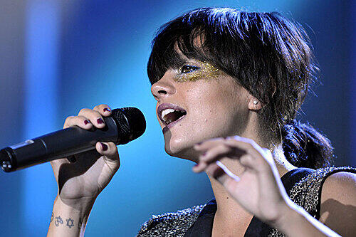 ...Sängerin Lily Allen hat sich unter anderem das Handgelenk verschönern lassen. Außerdem ließen sie, Rihanna und Lindsay Lohan alle drei "Shhh" auf den Zeigefinger stechen. Was sie wohl zu verbergen haben?