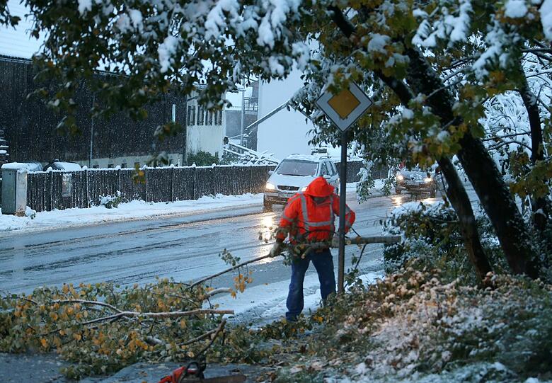 Wintereinbruch in Bayern: Schnee blockiert den Bahnverkehr.