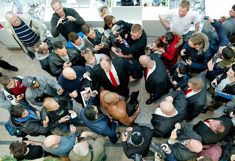 Beim offiziellen Wiegen brachte der Titelverteidiger 111,5 kg auf die Waage, bei Herausforderer Kubrat Pulew waren es exakt 112,0 kg. Die Bilder von der Einstimmung auf den Kampf