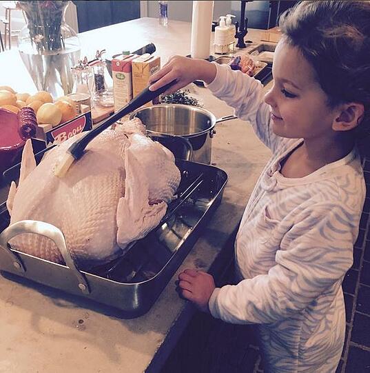 Lily Aldridges Tochter hilft beim Kochen.