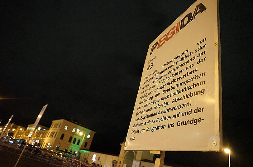 Ein Pegida-Schild am Odeonsplatz.