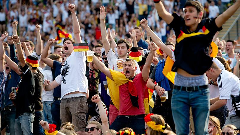 Alleine gucken kann jeder, aber erst in der Gruppe macht es so richtig Spaß! Auch bei der Euro 2016 werden zahlreiche Public Viewings in München angeboten. Alleine gucken kann jeder, aber erst in der Gruppe macht es so richtig Spaß! Auch bei der Euro 2016 werden zahlreiche Public Viewings in München angeboten.