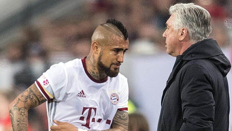Bayern-Trainer Carlo Ancelotti (rechts) kann am Freitag in Freiburg wieder auf Arturo Vidal bauen. Der Chilene hatte einen Schlag auf den Rücken bekommen. Bayern-Trainer Carlo Ancelotti (rechts) kann am Freitag in Freiburg wieder auf Arturo Vidal bauen. Der Chilene hatte einen Schlag auf den Rücken bekommen.