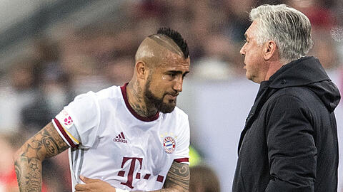 Bayern-Trainer Carlo Ancelotti (rechts) kann am Freitag in Freiburg wieder auf Arturo Vidal bauen. Der Chilene hatte einen Schlag auf den Rücken bekommen.