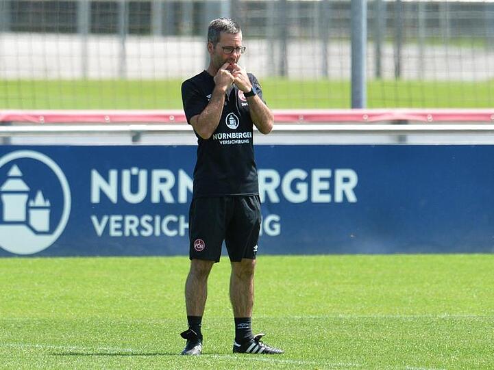 Interims-Trainer Michael Wiesinger pfeift bei einer Trainingseinheit. Foto: Timm Schamberger/dpa