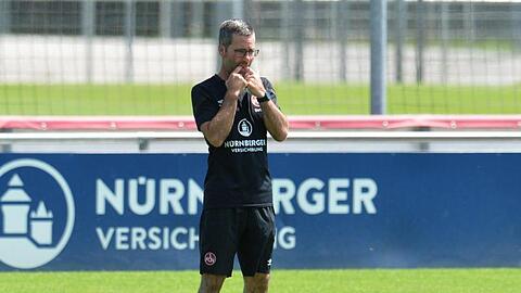 Interims-Trainer Michael Wiesinger pfeift bei einer Trainingseinheit. Foto: Timm Schamberger/dpa