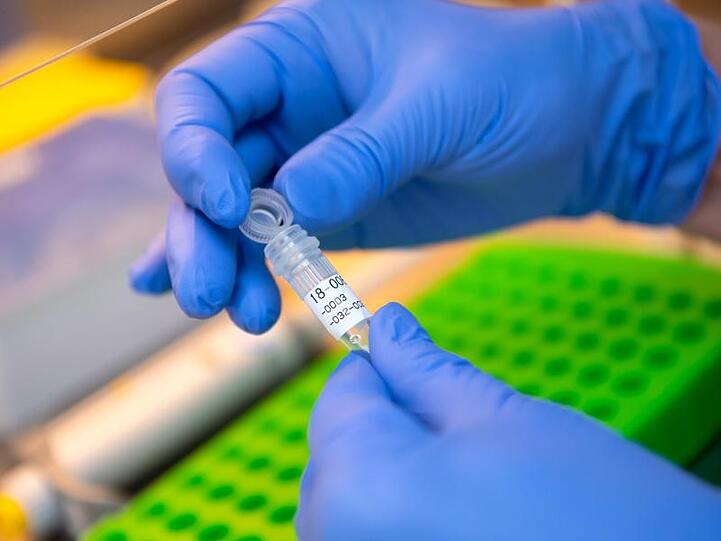 Eine Mitarbeiterin im DNA-Labor des Bayerischen LKA bereitet eine DNA-Probe für die Analyse vor. Foto: Sven Hoppe/dpa