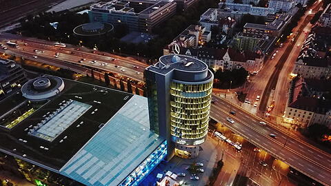 Auf der 19.000 Quadratmeter großen Ausstellungsfläche präsentieren sich auf vier Etagen Neu- und Gebrauchtfahrzeuge der Marken Mercedes-Benz, Mercedes-AMG, Mercedes-Maybach, Mercedes-EQ, smart und Vans sowie MB Rent.