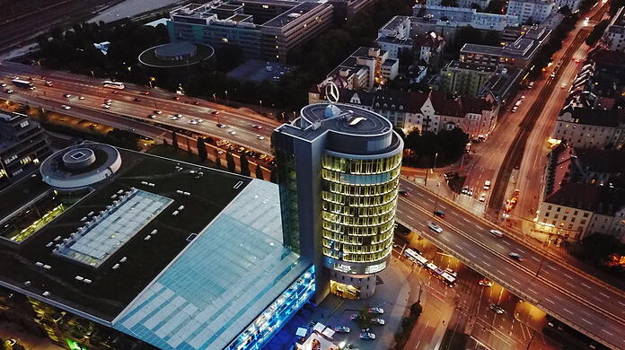 Auf der 19.000 Quadratmeter großen Ausstellungsfläche präsentieren sich auf vier Etagen Neu- und Gebrauchtfahrzeuge der Marken Mercedes-Benz, Mercedes-AMG, Mercedes-Maybach, Mercedes-EQ, smart und Vans sowie MB Rent.