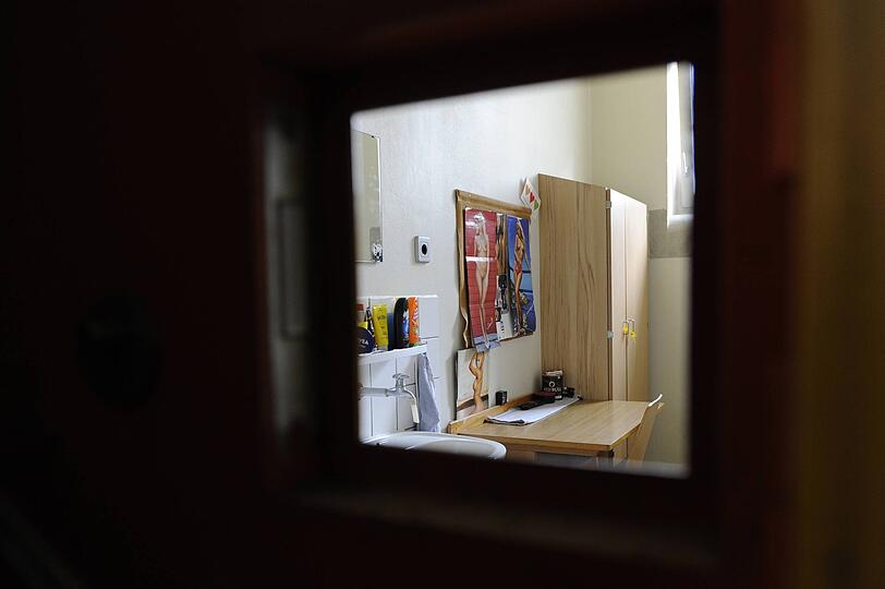 Ein Blick in eine Gefängniszelle durch die Kostklappe