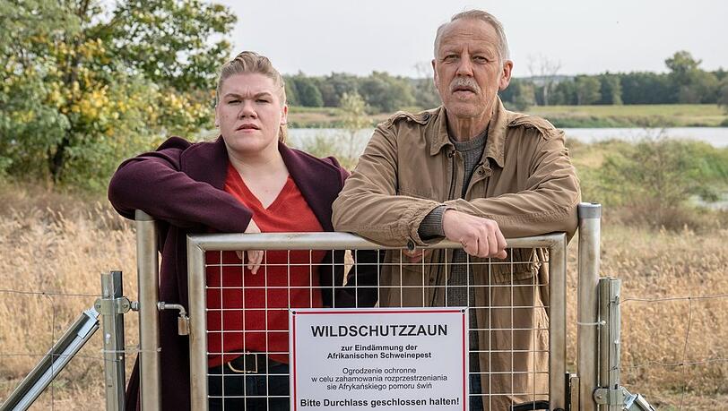 Die Ermittler Alexandra Luschke (Gisa Flake) und Karl Rogov (Frank Leo Schr&ouml;der) bei ihren Ermittlungen im deutsch-polnischen Seuchen-Sperrgebiet
