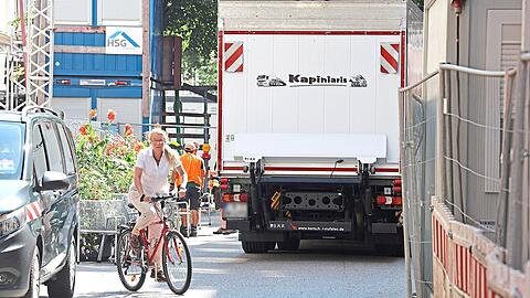 Eine Fußgängerzone? Eine Fußgängerzone! Blick in die Weißenburger Straße am Tag, an dem es endlich, endlich losgehen durfte.