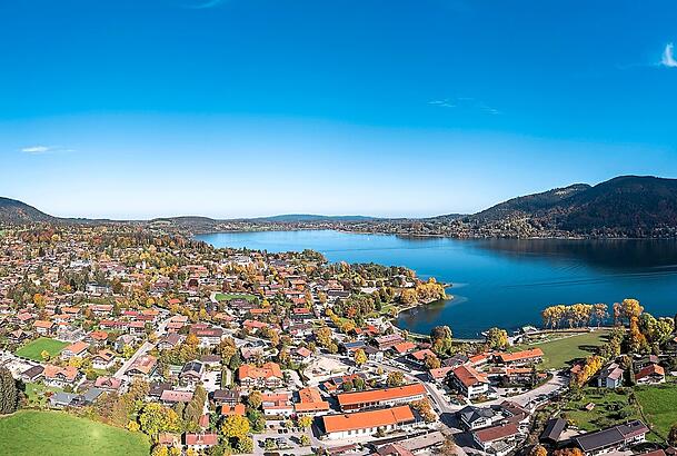 Eine Luftaufnahme mit Blick auf den Tegernsee: Am Wochenende drängen an die Promenade des kleinen Ortes mit 3500 Einwohnern wieder große Menschenmassen. Auch die Liegewiesen am Seeufer dürften dann zum Teil überfüllt sein. Eine Luftaufnahme mit Blick auf den Tegernsee: Am Wochenende drängen an die Promenade des kleinen Ortes mit 3500 Einwohnern wieder große Menschenmassen. Auch die Liegewiesen am Seeufer dürften dann zum Teil überfüllt sein.