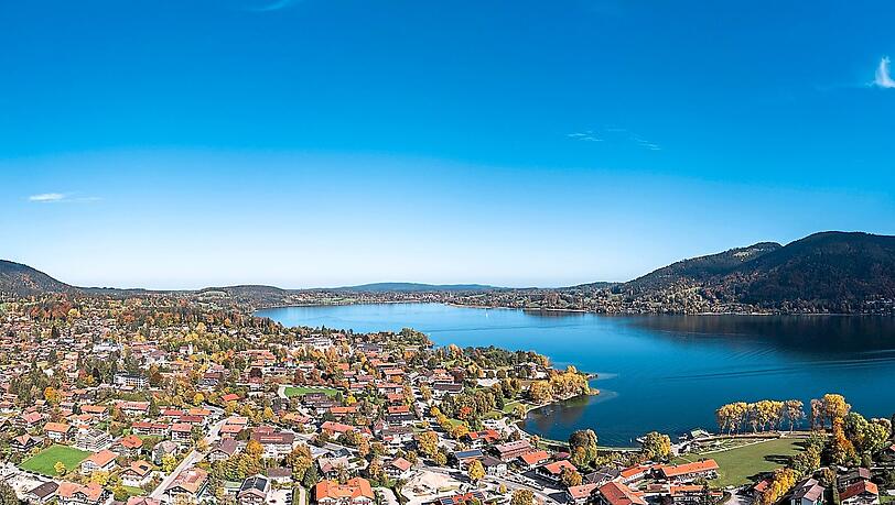 Eine Luftaufnahme mit Blick auf den Tegernsee: Am Wochenende drängen an die Promenade des kleinen Ortes mit 3500 Einwohnern wieder große Menschenmassen. Auch die Liegewiesen am Seeufer dürften dann zum Teil überfüllt sein. Eine Luftaufnahme mit Blick auf den Tegernsee: Am Wochenende drängen an die Promenade des kleinen Ortes mit 3500 Einwohnern wieder große Menschenmassen. Auch die Liegewiesen am Seeufer dürften dann zum Teil überfüllt sein.