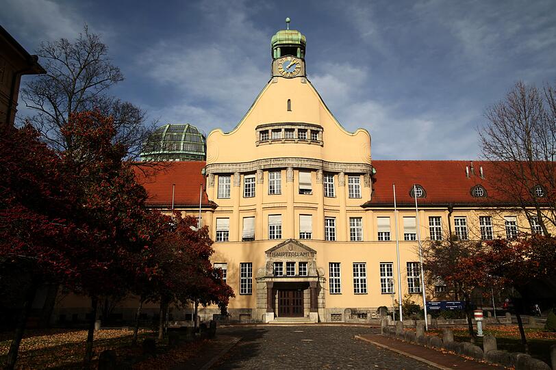 Der Eingang zum ehemaligen Hauptzollamt an der Landsberger Stra&szlig;e.