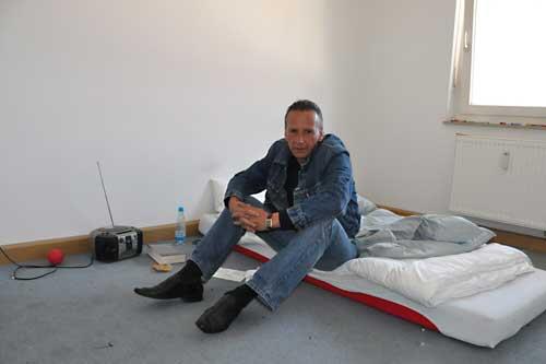 Peter Meding in einem Zimmer seiner Wohnung in Traubing; 2008 rettete er Kinder vor üblen Schlägern. Heute ist er pleite &ndash; und bald obdachlos.