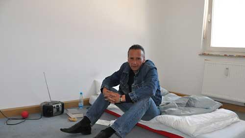 Peter Meding in einem Zimmer seiner Wohnung in Traubing; 2008 rettete er Kinder vor üblen Schlägern. Heute ist er pleite – und bald obdachlos. Peter Meding in einem Zimmer seiner Wohnung in Traubing; 2008 rettete er Kinder vor üblen Schlägern. Heute ist er pleite – und bald obdachlos.