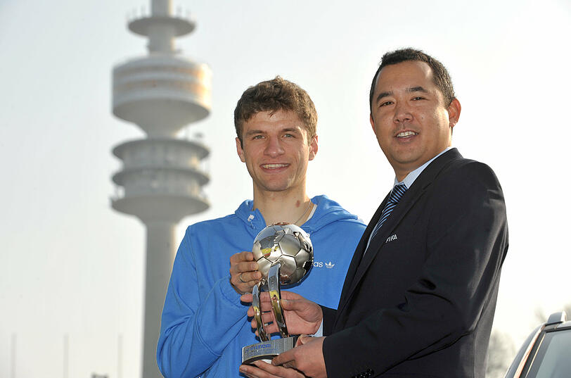 Thomas Müller erhält im Olympiastadion in München den Pokal für die Auszeichnung als bester Nachwuchsspieler der WM 2010.