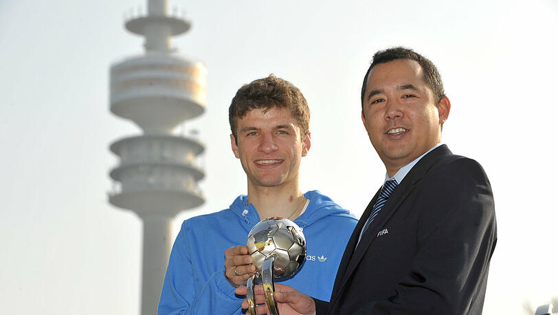 Thomas Müller erhält im Olympiastadion in München den Pokal für die Auszeichnung als bester Nachwuchsspieler der WM 2010. Thomas Müller erhält im Olympiastadion in München den Pokal für die Auszeichnung als bester Nachwuchsspieler der WM 2010.