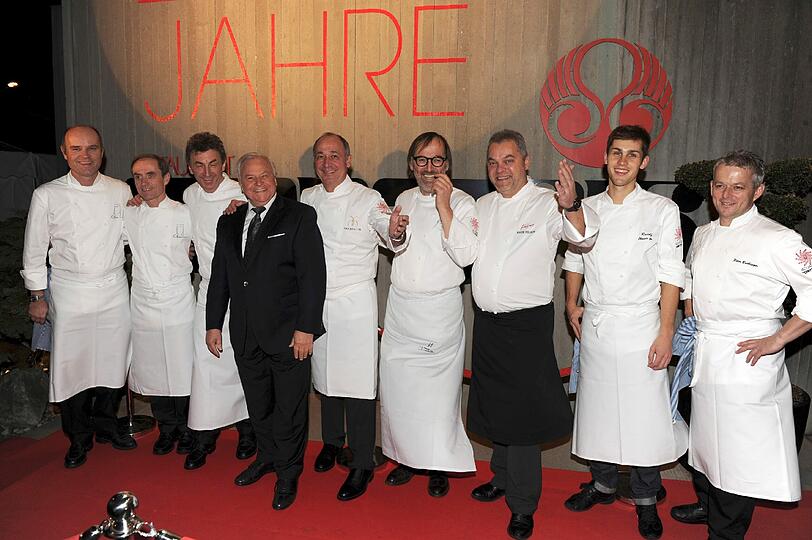 Es ist der Inbegriff von Haute Cuisine in
Deutschland: das Restaurant &bdquo;Tantris&ldquo; in München, dessen Name im
Buddhismus &bdquo;Suche nach Vollkommenheit&ldquo; bedeutet. Am Wochenende feierte das "Tantris" seinen 40. Geburtstag. Die AZ zeigt die Bilder der exklusiven Geburtstagsfeier.