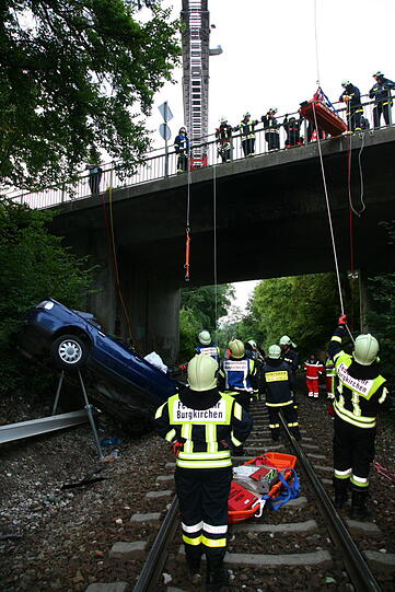 Furchtbarer Unfall im Landkreis Altötting: Ein PKW fliegt von einer Brücke herunter und knallt auf das Gleisbett. Drei junge Menschen kommen schwer verletzt in die Klinik.
