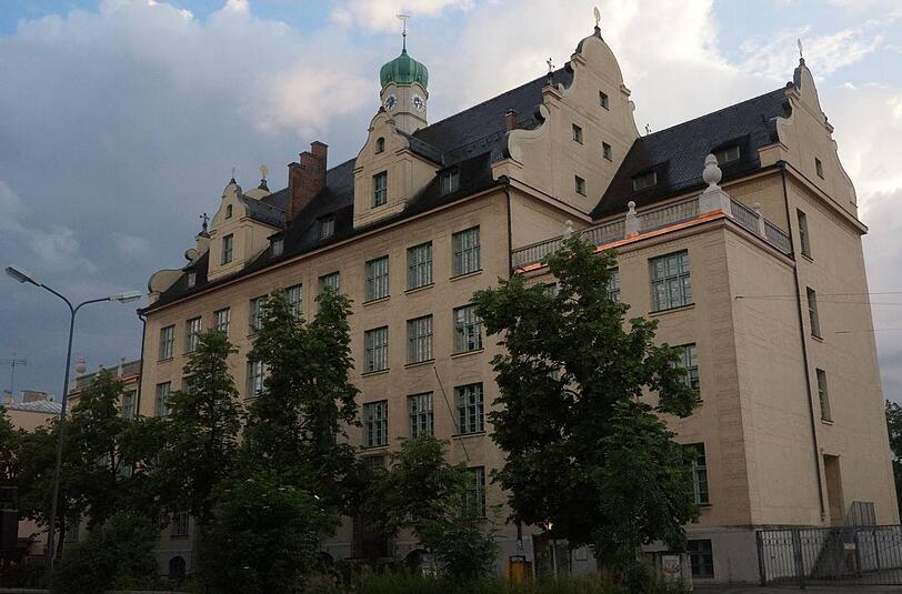 Außen hui, innen pfui: Der denkmalgeschützte Bau der Schule an der Fürstenrieder Straße.