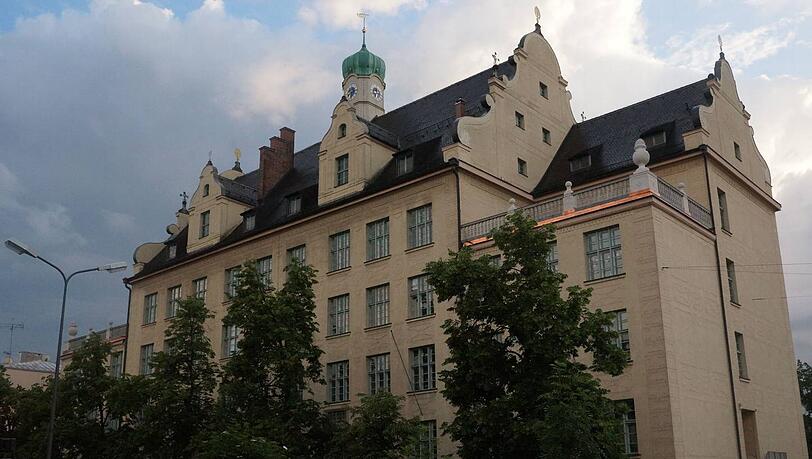 Außen hui, innen pfui: Der denkmalgeschützte Bau der Schule an der Fürstenrieder Straße. Außen hui, innen pfui: Der denkmalgeschützte Bau der Schule an der Fürstenrieder Straße.