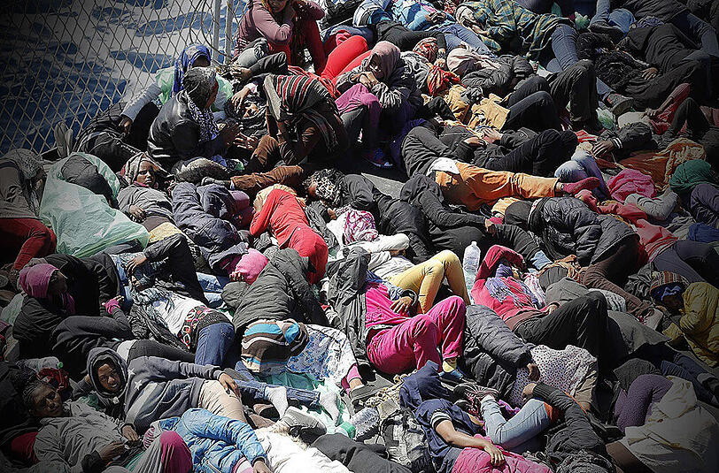 Zusammengepfercht auf Schleuserbooten versuchen Tausende Flüchtlinge Italiens Küste zu erreichen. Wenn solch ein Boot sinkt, gibt es für die wenigsten Hoffnung. (Symbolbild)
