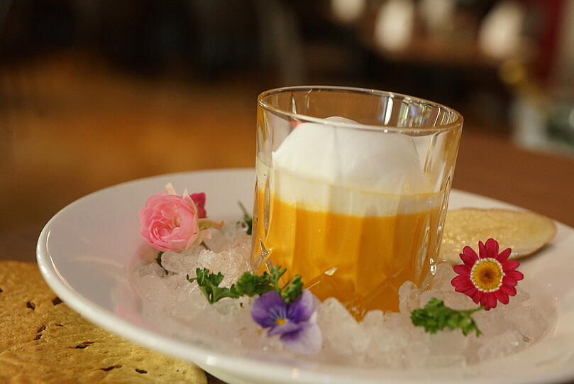 2. Gang: Papaya-Karotten-Suppe mit Ingwer, hier auf Eis.