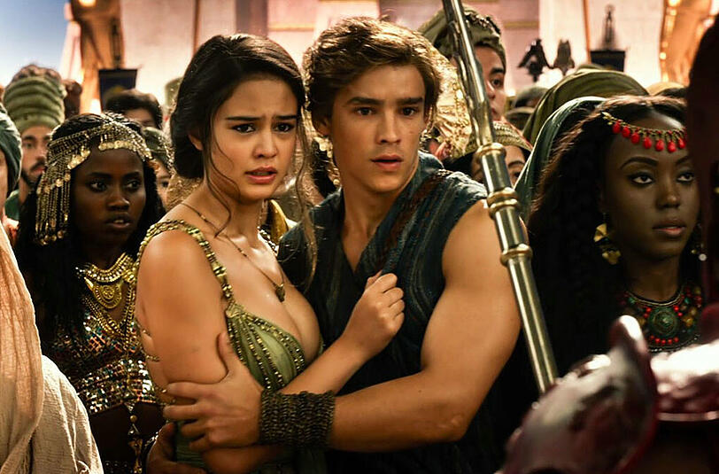 Alles lockerer nehmen: Bek (Brenton Thwaites) und Zaya (Courtney Eaton).