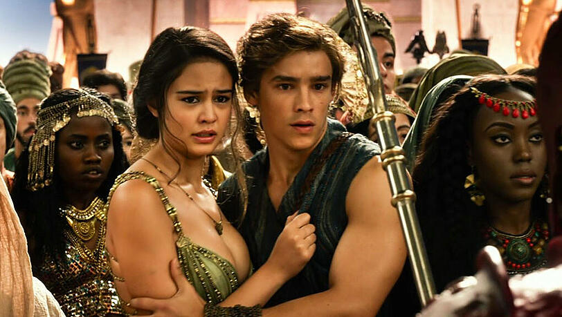 Alles lockerer nehmen: Bek (Brenton Thwaites) und Zaya (Courtney Eaton). Alles lockerer nehmen: Bek (Brenton Thwaites) und Zaya (Courtney Eaton).