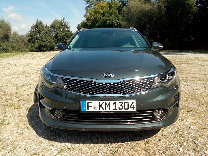 Selbstbewusst: Der markante Kühlergrill mit den schlanken Scheinwerfern verleiht dem Optima einen souveränen Auftritt.