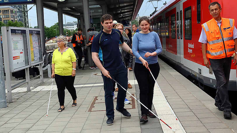 Werner Bögl (r.) übt mit 13 blinden und sehbehinderten Münchnern.